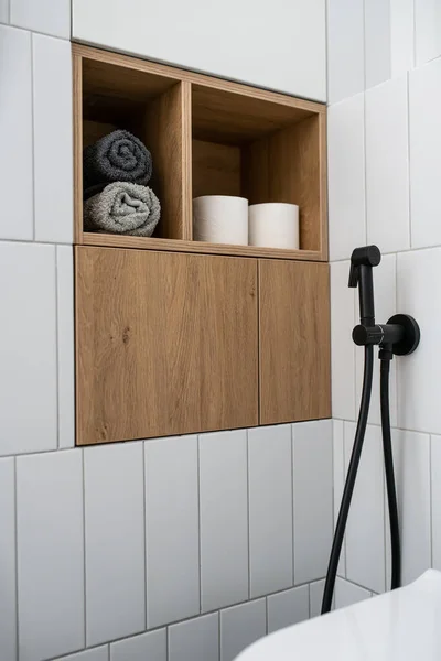 白いタイル張りの壁を持つスタイリッシュな現代的なバスルーム — ストック写真
