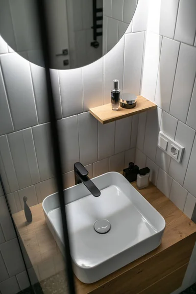 Elegante baño contemporáneo con paredes de azulejos blancos — Foto de Stock