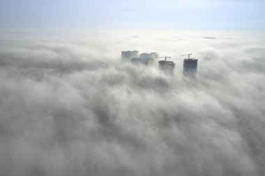 Siste boğulan yüksek katlı evlerin hava manzarası