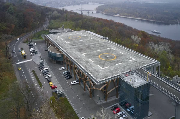 Vista aerea a business building con eliporto — Foto Stock