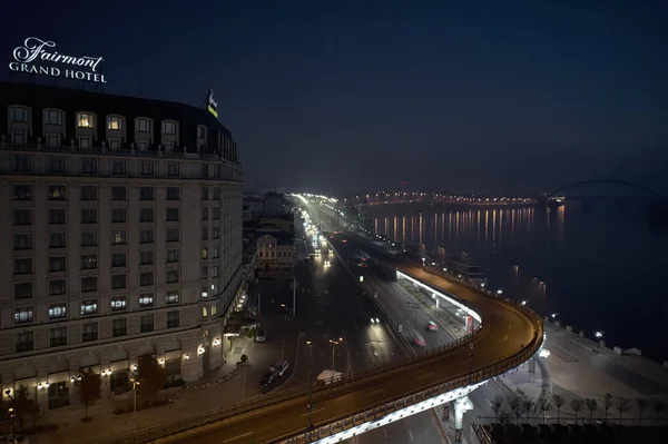 Вид с воздуха на ночной городской пейзаж со светящимися зданиями — стоковое фото