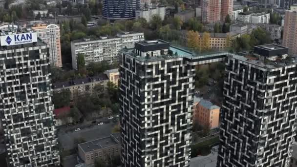 Vista aérea na paisagem urbana com casas modernas de arranha-céus — Vídeo de Stock
