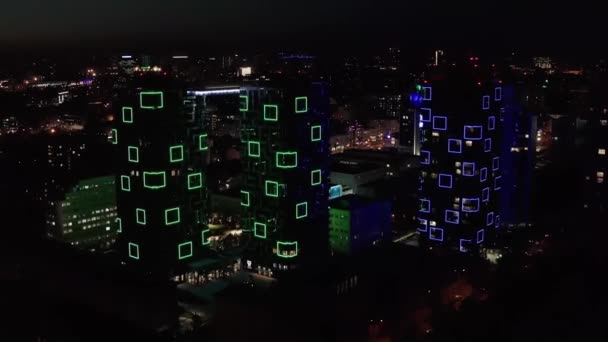 光輝く建物が並ぶ街並みの空中風景 — ストック動画
