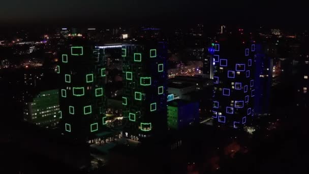 Vista aérea en el paisaje urbano con edificios luminosos — Vídeo de stock