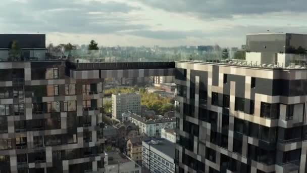 Vista aérea en el paisaje urbano con casas modernas de gran altura — Vídeo de stock