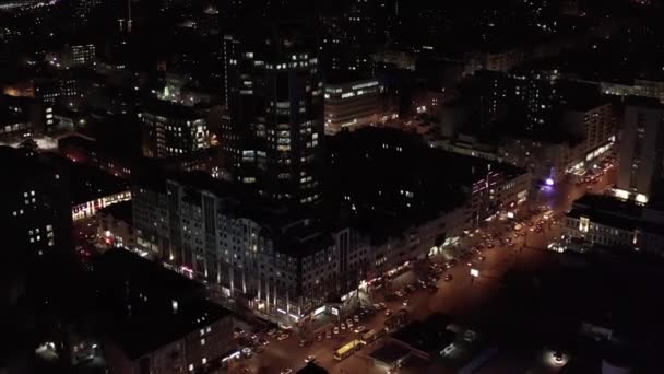 Vista aérea en el paisaje urbano con edificios luminosos — Vídeo de stock