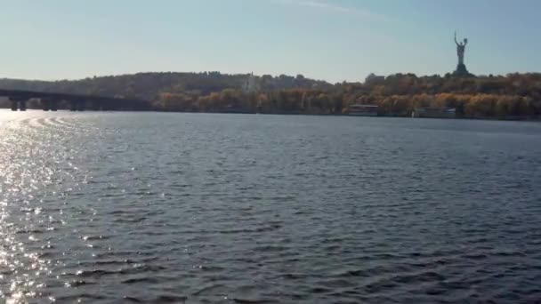 秋の川岸と日当たりの良い街並での空中風景 — ストック動画