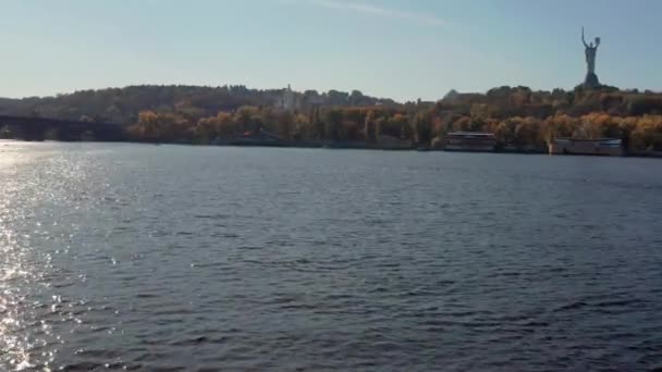 Vista aérea na paisagem urbana ensolarada com a costa do rio de outono — Vídeo de Stock