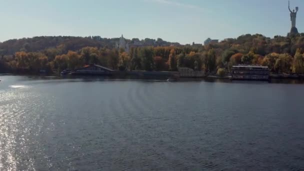 Vue aérienne au paysage urbain ensoleillé avec rive de rivière d'automne — Video