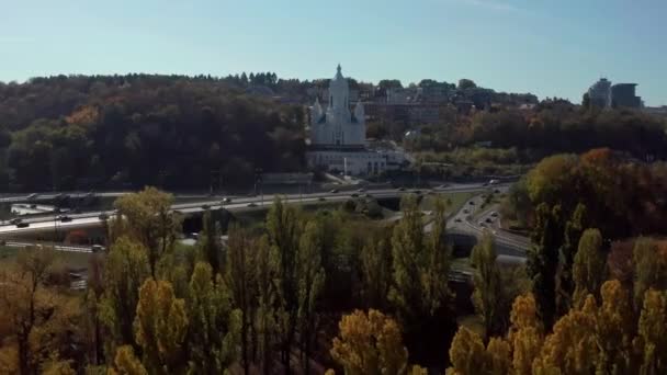 Luchtfoto op zonnig stadsgezicht met weggetjes en kerk — Stockvideo