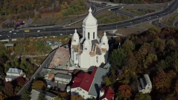 Luchtfoto op zonnig stadsgezicht met weggetjes en kerk — Stockvideo