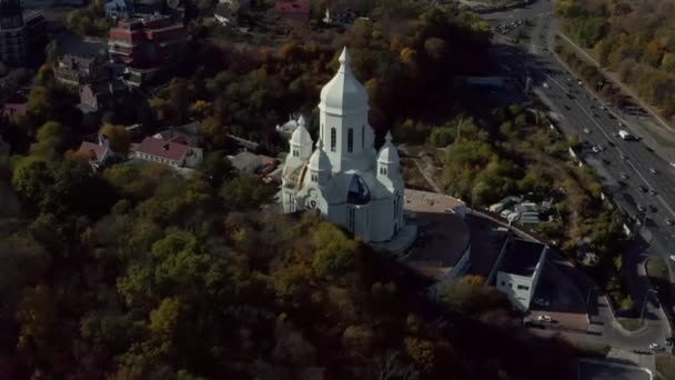 有道路和教堂的阳光明媚的城市景观中的空中景观 — 图库视频影像
