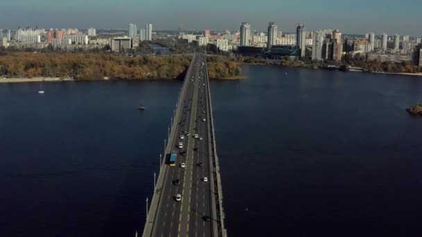 Vista aerea a paesaggio urbano soleggiato con ponte sul fiume — Video Stock