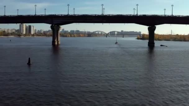 Luchtfoto op zonnig stadsgezicht met bruggen over de rivier — Stockvideo