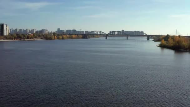 Luchtfoto op zonnig stadsgezicht met bruggen over de rivier — Stockvideo