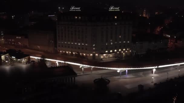 밝은 건물들이 있는 도시 경관 — 비디오