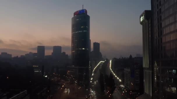 Luftaufnahme des Stadtbildes mit leuchtenden Gebäuden — Stockvideo