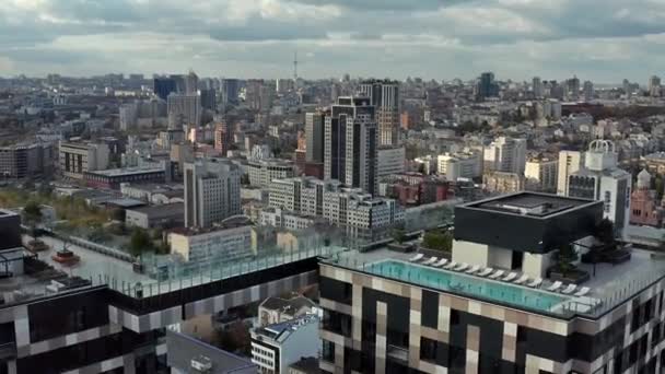Vista aérea na paisagem urbana com casas modernas de arranha-céus — Vídeo de Stock