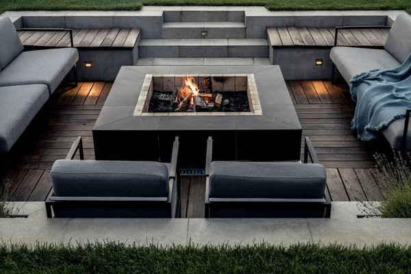 불타는 불구 덩이로 긴장을 풀 수있는 옥외 지역 — 스톡 사진