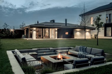 Evi ve spa binası olan modern bir ev.