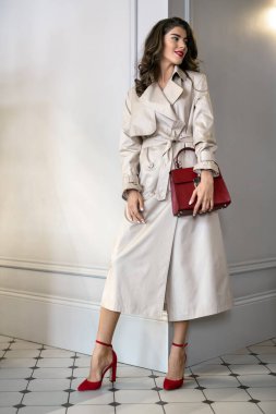 İçerde şık kıyafetler giymiş bir manken.