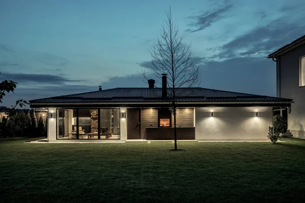 Finca moderna con casa y edificio de spa — Foto de Stock