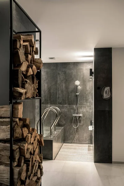 Intérieur moderne et tendance du spa avec différents murs — Photo