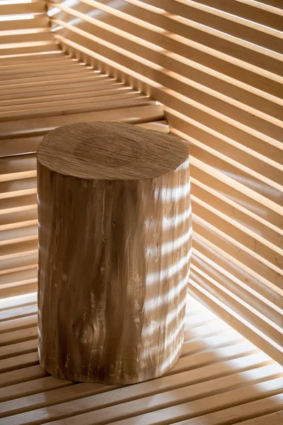 Jasny drewniany kłoda na podłodze w saunie — Zdjęcie stockowe