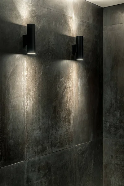 Lumineuses lampes noires sur le mur carrelé à l'intérieur — Photo