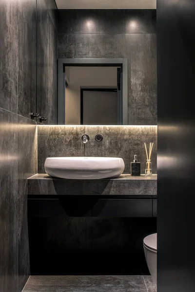 Moderní moderní toaleta s kachlovými tmavými stěnami — Stock fotografie
