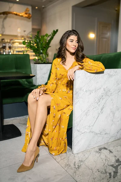 Model in modischer Kleidung posiert im Restaurant — Stockfoto