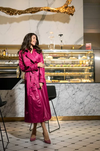 Modelo vestido com roupas da moda posando no restaurante — Fotografia de Stock