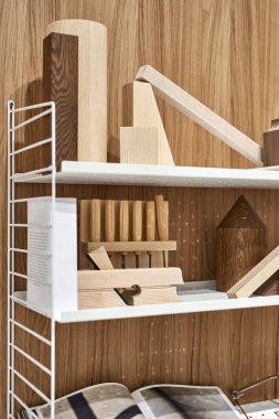 Metal raflardaki ahşap bloklar ve ekipmanlar