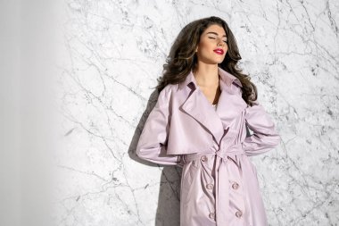 İçerde şık kıyafetler giymiş bir manken.