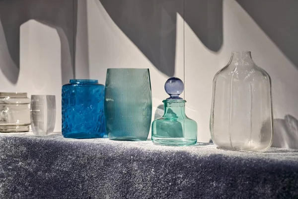 Vista da vicino in diversi vasi di vetro colorati — Foto Stock