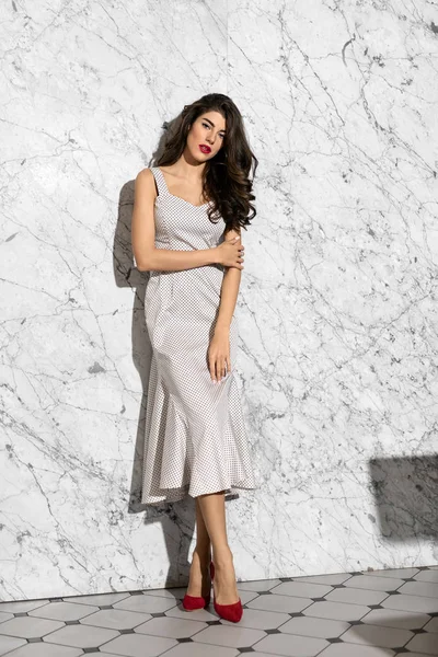 Modell öltözött divatos ruhák pózol beltérben — Stock Fotó