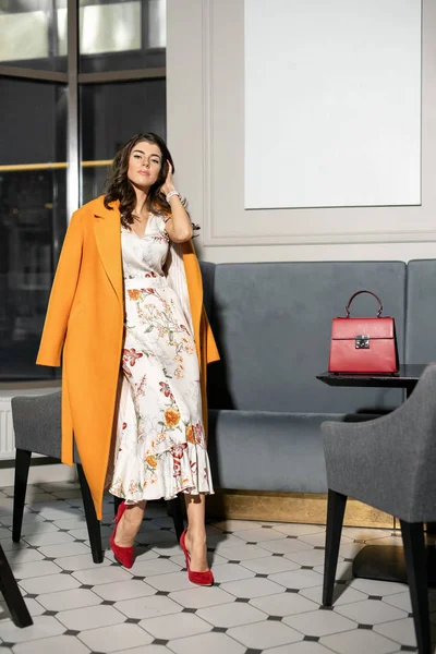 Modell klädd i fashionabla kläder poserar inomhus — Stockfoto