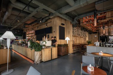 Çatı katı tarzında modern bir kafe.