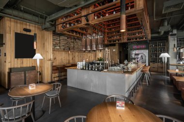 Çatı katı tarzında modern bir kafe.