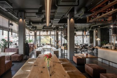 Çatı katı tarzında modern bir kafe.