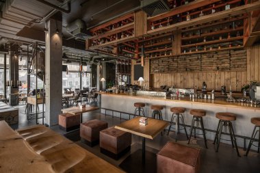 Çatı katı tarzında modern bir kafe.