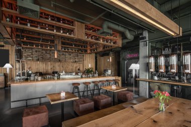 Çatı katı tarzında modern bir kafe.