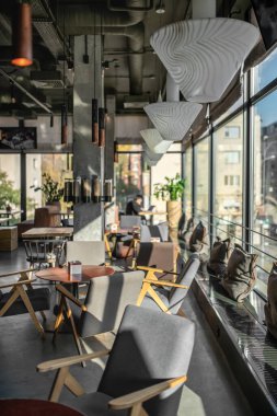 Çatı katı tarzında modern bir kafe.