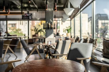 Çatı katı tarzında modern bir kafe.