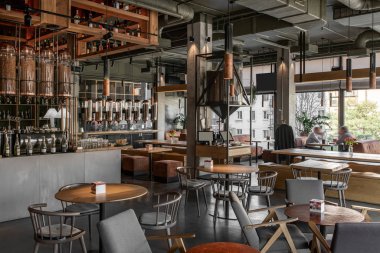 Çatı katı tarzında modern bir kafe.