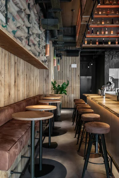 Çatı katı tarzında modern bir kafe.