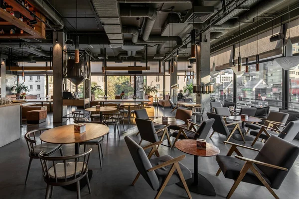 Çatı katı tarzında modern bir kafe. — Stok fotoğraf