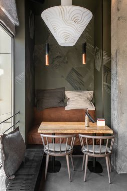 Çatı katı tarzında modern bir kafe.