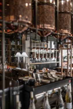Çatı katı tarzında modern bir kafe.