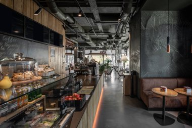 Çatı katı tarzında modern bir kafe.